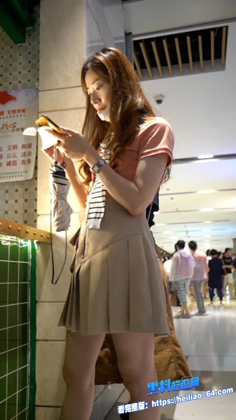 偷拍大神商场抄底来袭各种美女尤物无内展露肥美嫩鲍场面淫骚刺激让人忍不住舔屏2