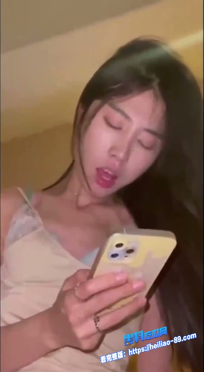 姐弟乱伦趁爸妈旅游开房 姐姐被弟弟操着还回男友消息调教成专属精盘母狗画面极度禁忌又淫乱图2 姐弟乱伦趁爸妈旅游开房 姐姐被弟弟操着还回男友消息调教成专属精盘母狗画面极度禁忌又淫乱图2