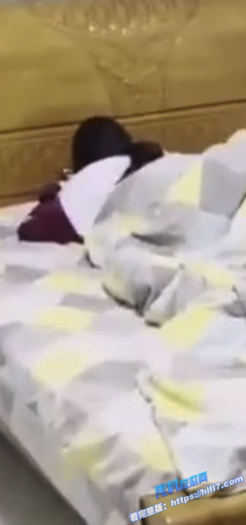 真实父女乱伦！把高中女儿上了 女儿被压在床上猛冲 喷得满地水 射在她身上 她还喊痛！2