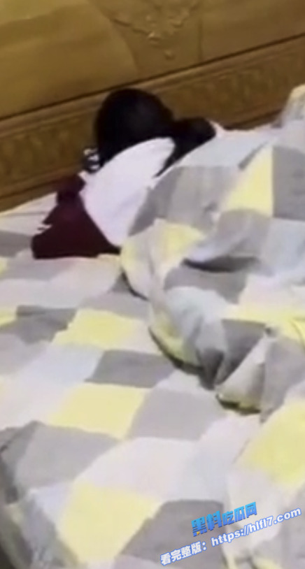 真实父女乱伦！把高中女儿上了 女儿被压在床上猛冲 喷得满地水 射在她身上 她还喊痛！3