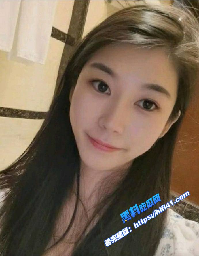 云南女大学生张舒淇电影院脱裤秀翘臀露出黑丝情趣内衣自拍最后拜倒在金主钱下被强势占有 图1