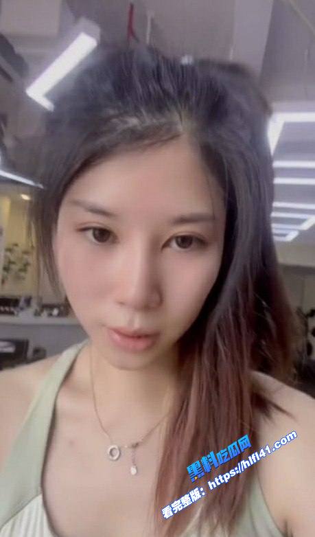 云南女大学生张舒淇电影院脱裤秀翘臀露出黑丝情趣内衣自拍最后拜倒在金主钱下被强势占有 图2