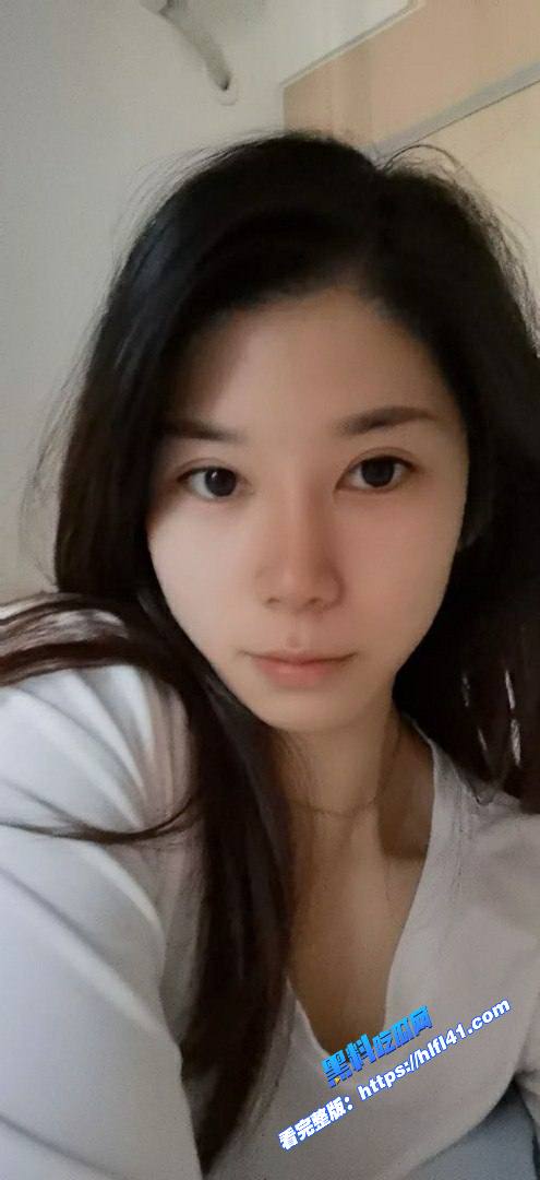 云南女大学生张舒淇电影院脱裤秀翘臀露出黑丝情趣内衣自拍最后拜倒在金主钱下被强势占有 图3