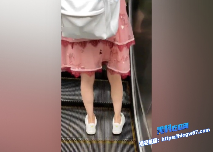 电梯战神无人后继偷拍电梯各种小姐姐裙底合集流出第五弹邪恶手指开启尾随抄底偷窥癖的核弹级福利 图4 电梯战神无人后继偷拍电梯各种小姐姐裙底合集流出第五弹邪恶手指开启尾随抄底偷窥癖的核弹级福利 图4