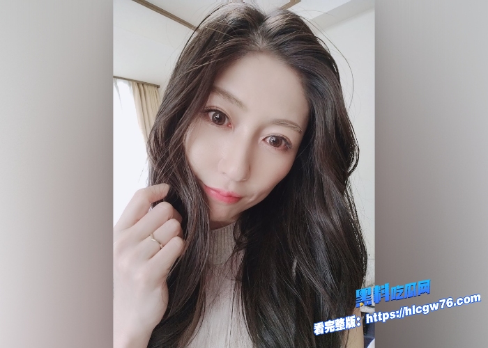 黑料解说极品熟女妈妈被爸爸家暴春谷美雨儿子心疼妈妈那就让他尽情抽插吧10