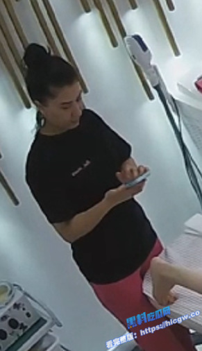 监控摄像头破解！偷拍美容院给小穴脱毛的少妇 这身材毫无抵抗力！图2