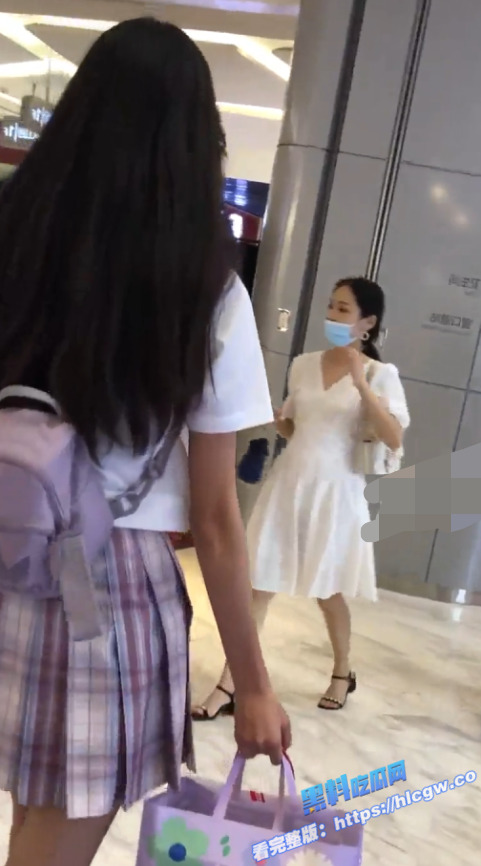 街头抄底偷拍！购物中心冒死偷拍 小姐姐发黄的内裤遮不住淘气的逼毛了！图3