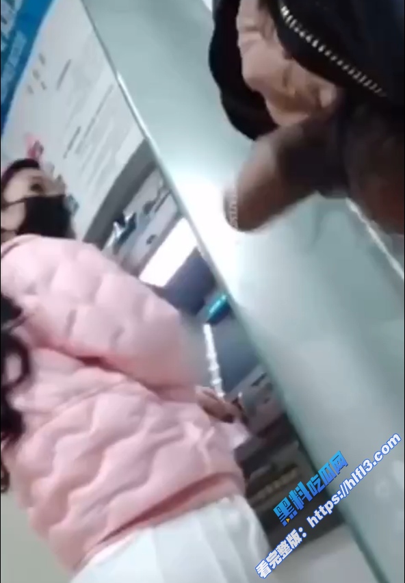 户外露出 取钱老妹儿遇到变态露鸟 问玩不玩 老妹儿害怕只能答应 取完钱就跑了！1