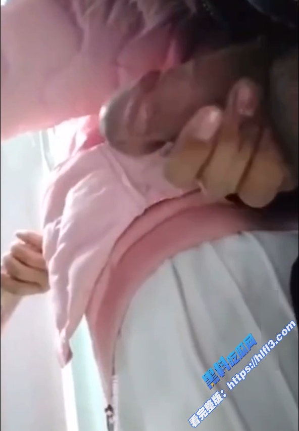 户外露出 取钱老妹儿遇到变态露鸟 问玩不玩 老妹儿害怕只能答应 取完钱就跑了！7