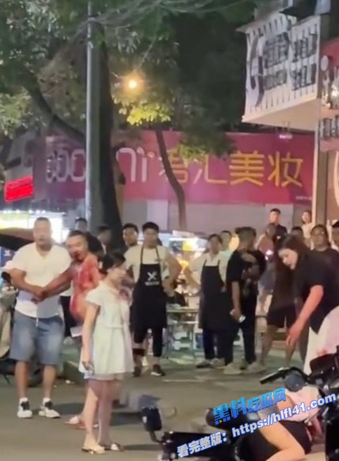 5陕西城固县街头发生砍人事件 疑似纹身男老婆出轨 小白脸被当场杀头 5陕西城固县街头发生砍人事件 疑似纹身男老婆出轨 小白脸被当场杀头
