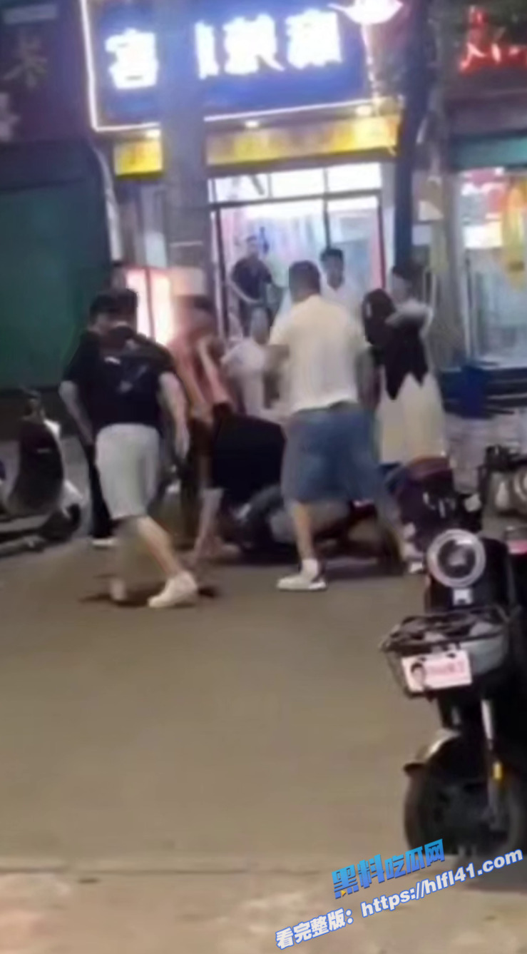 9陕西城固县街头发生砍人事件 疑似纹身男老婆出轨 小白脸被当场杀头 9陕西城固县街头发生砍人事件 疑似纹身男老婆出轨 小白脸被当场杀头