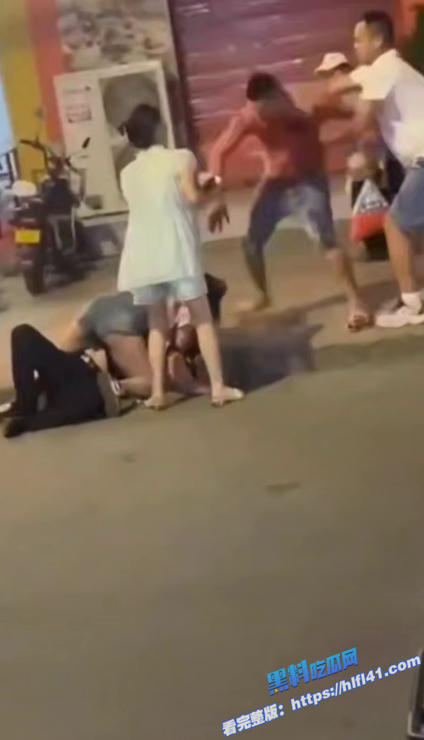 11陕西城固县街头发生砍人事件 疑似纹身男老婆出轨 小白脸被当场杀头 11陕西城固县街头发生砍人事件 疑似纹身男老婆出轨 小白脸被当场杀头