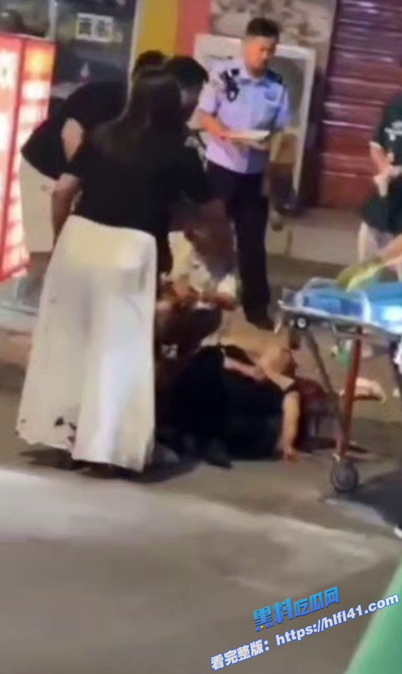 16陕西城固县街头发生砍人事件 疑似纹身男老婆出轨 小白脸被当场杀头 16陕西城固县街头发生砍人事件 疑似纹身男老婆出轨 小白脸被当场杀头