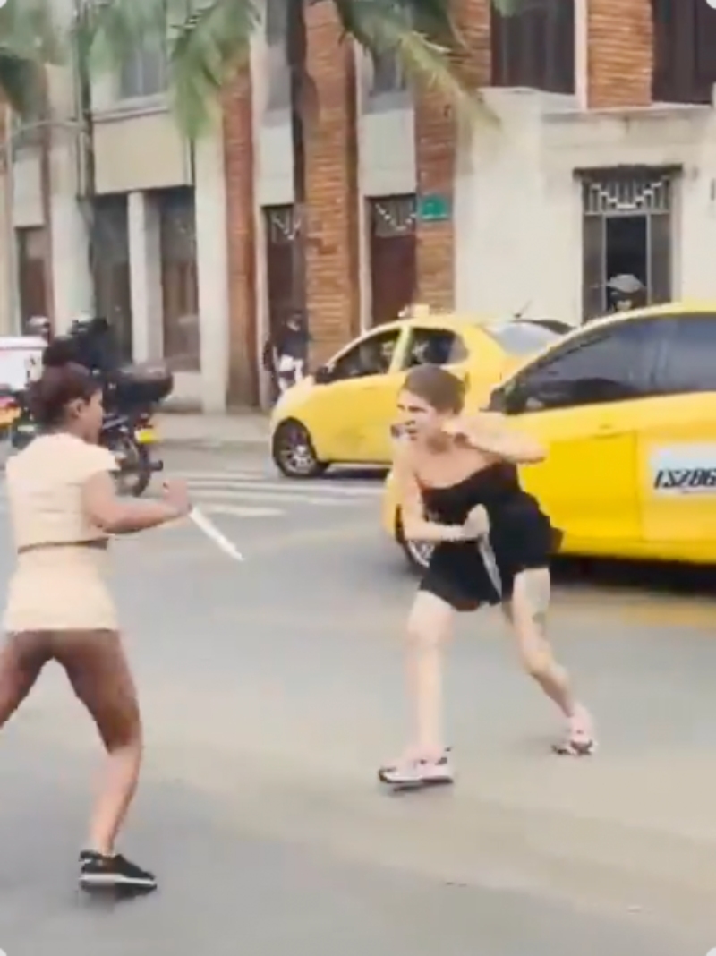 哥伦比亚某市中心两女子持刀互搏3