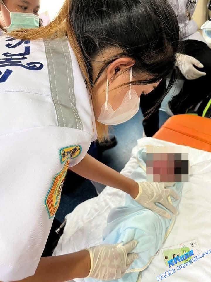 2025年5月18日12点13分,接到报警称,在诗丽泰38巷PTT加油站的厕所马桶中,有一名新生儿被遗弃。02 2025年5月18日12点13分,接到报警称,在诗丽泰38巷PTT加油站的厕所马桶中,有一名新生儿被遗弃。02