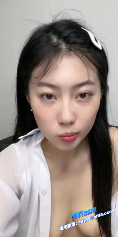 抖音高颜值女网红 虾滑 初次下海大尺度一对一 假鸡巴深情口交 疯狂抽插白虎骚穴！1