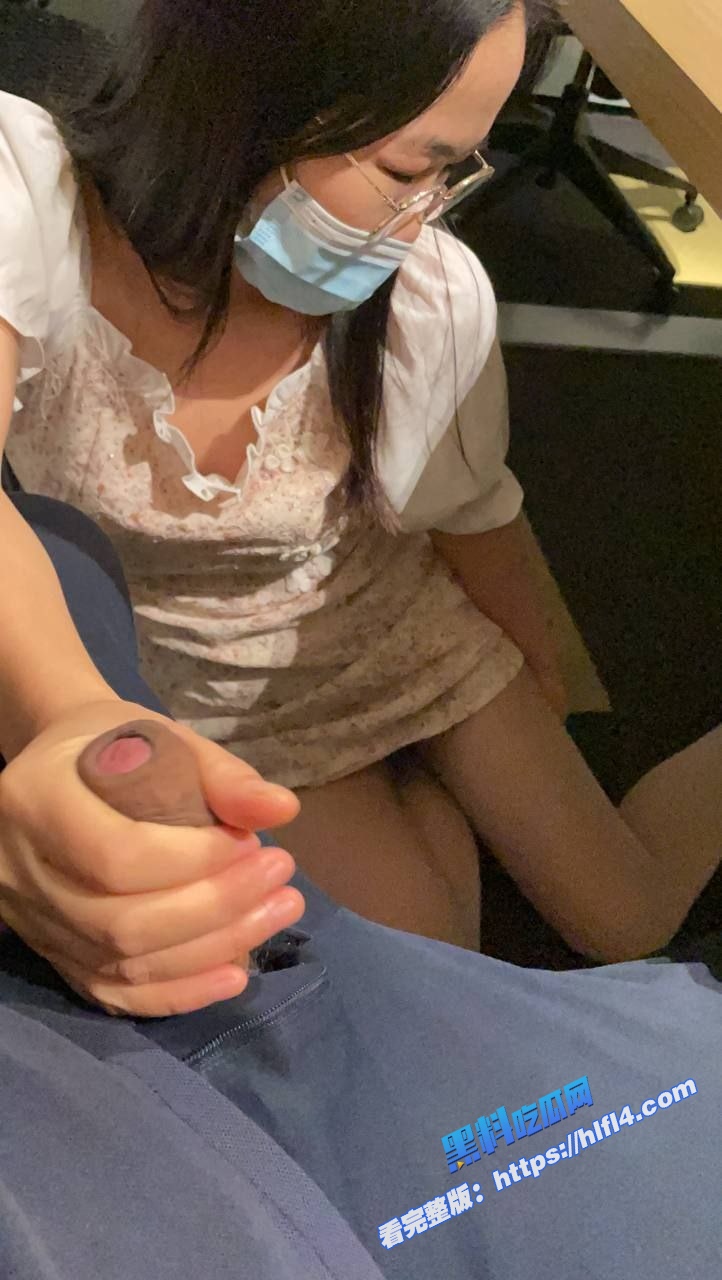 眼镜大二学妹 平时一副乖乖女 热爱学习的样子 没想到私底下这么反差 图3