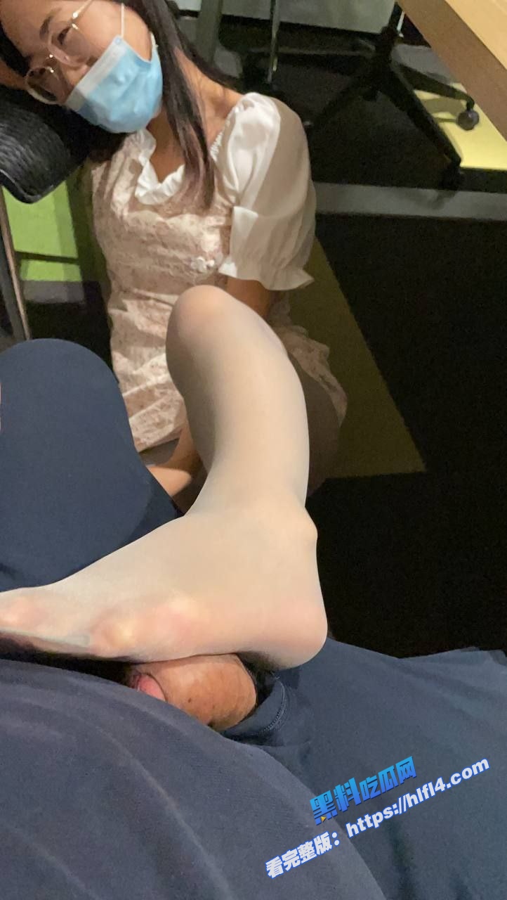 眼镜大二学妹 平时一副乖乖女 热爱学习的样子 没想到私底下这么反差 图5