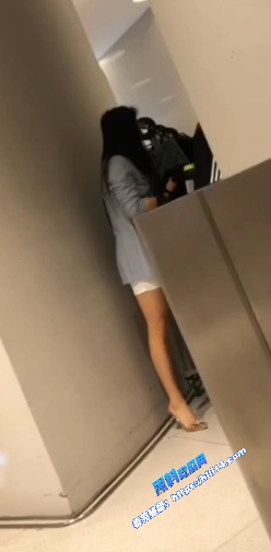 街头抄底偷拍！极品少妇不穿内裤就上班 刚好被街拍大神抄底 带毛的小穴一览无余！ 图2