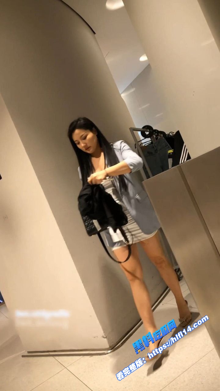街头抄底偷拍！极品少妇不穿内裤就上班 刚好被街拍大神抄底 带毛的小穴一览无余！ 图3