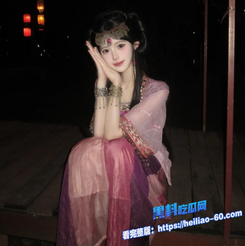 诱人少妇露脸狂吞大鸡巴大哥按头深喉抠玩嫩穴4