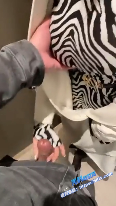 台湾风韵少妇 看电影忍不住跑卫生间里口爱 回到家开始发骚 骑上去就不肯下来了！6