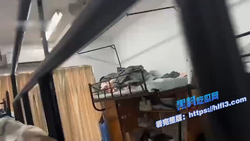 真实偷拍！男生把女生带回大学宿舍里啪啪 被舍友偷拍发到群里 年轻人胆子真大！3