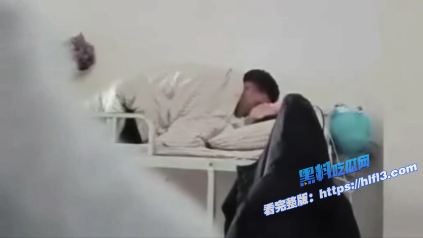 真实偷拍！男生把女生带回大学宿舍里啪啪 被舍友偷拍发到群里 年轻人胆子真大！5
