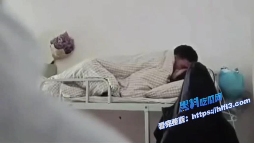 真实偷拍！男生把女生带回大学宿舍里啪啪 被舍友偷拍发到群里 年轻人胆子真大！6
