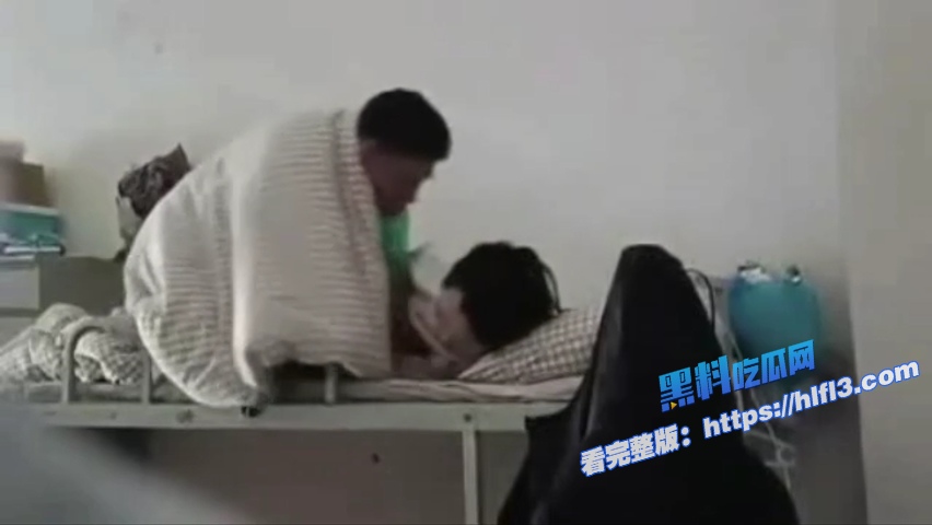 真实偷拍！男生把女生带回大学宿舍里啪啪 被舍友偷拍发到群里 年轻人胆子真大！9