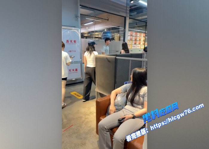 健身圈大瓜万达鹭港健身房男教练郭毅鸿同时睡了4个富婆会员脚踩多条船被发现两富婆堵在店里狂扇巴掌质问现场画面曝光 图2