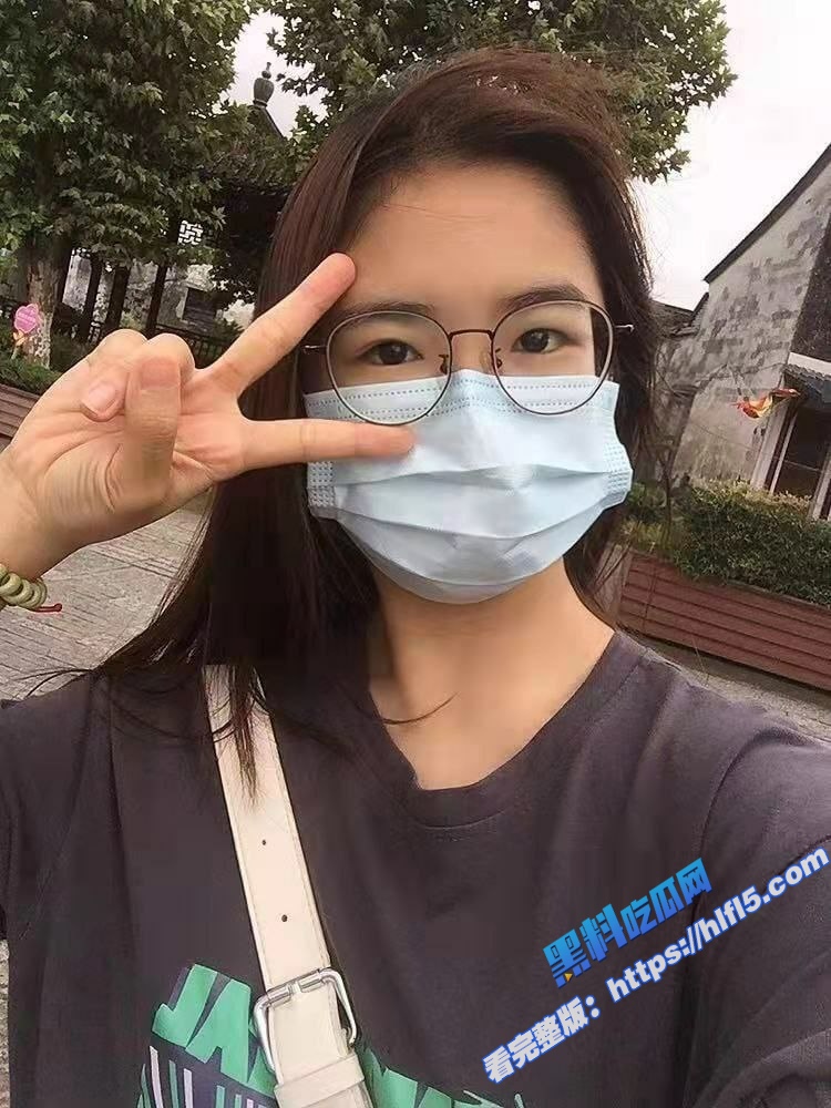 十个眼镜九个骚 反差眼镜学生妹私密自拍 被男友投稿曝光  非常听话乖巧的小母狗！2