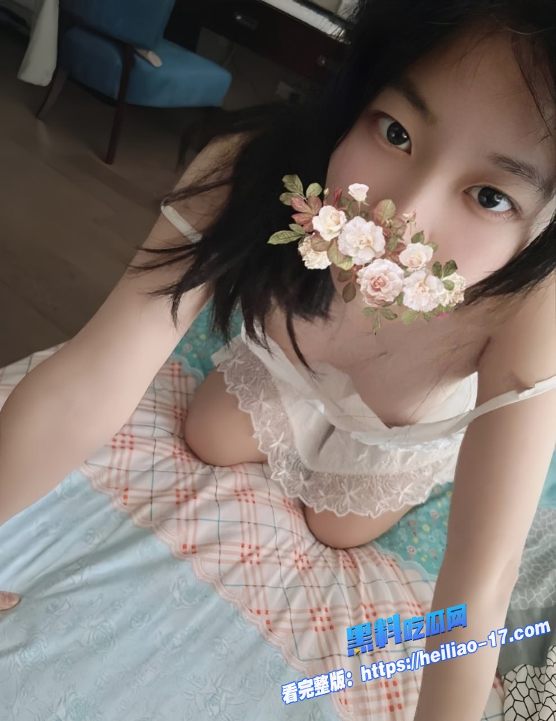 庭聚餐低胸装春光乍泄骚货李梓航老公一不在家就疯狂给不同男人跪舔口交1