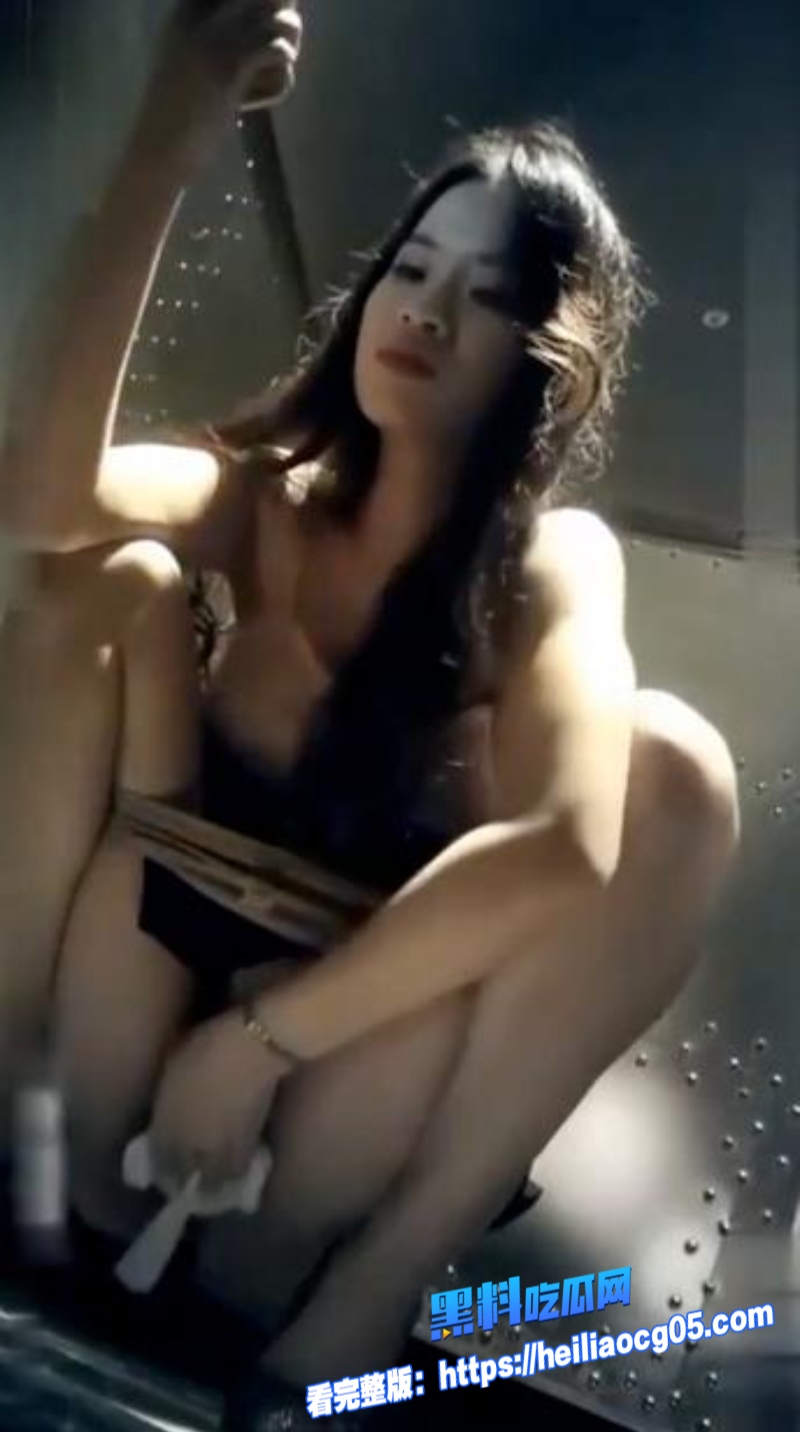 酒吧女神蹲坑放尿1 酒吧女神蹲坑放尿1