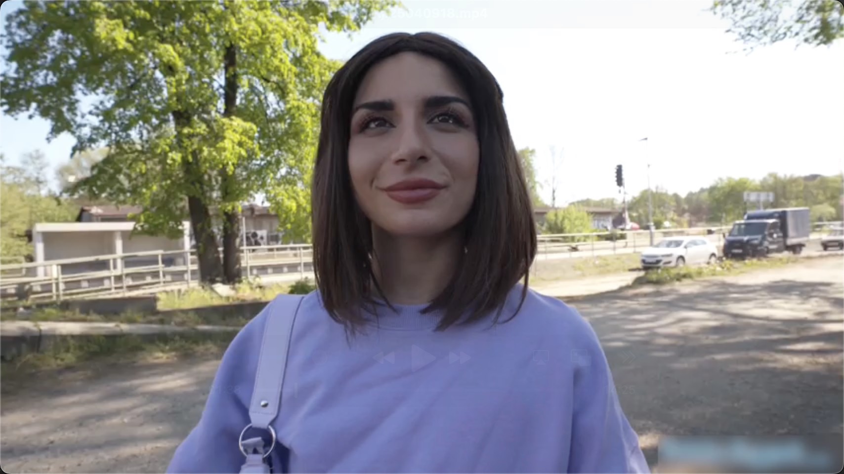 捷克街头—又一个被金钱拿下的美女，直接在桥墩下暴力女上摇鸡巴1