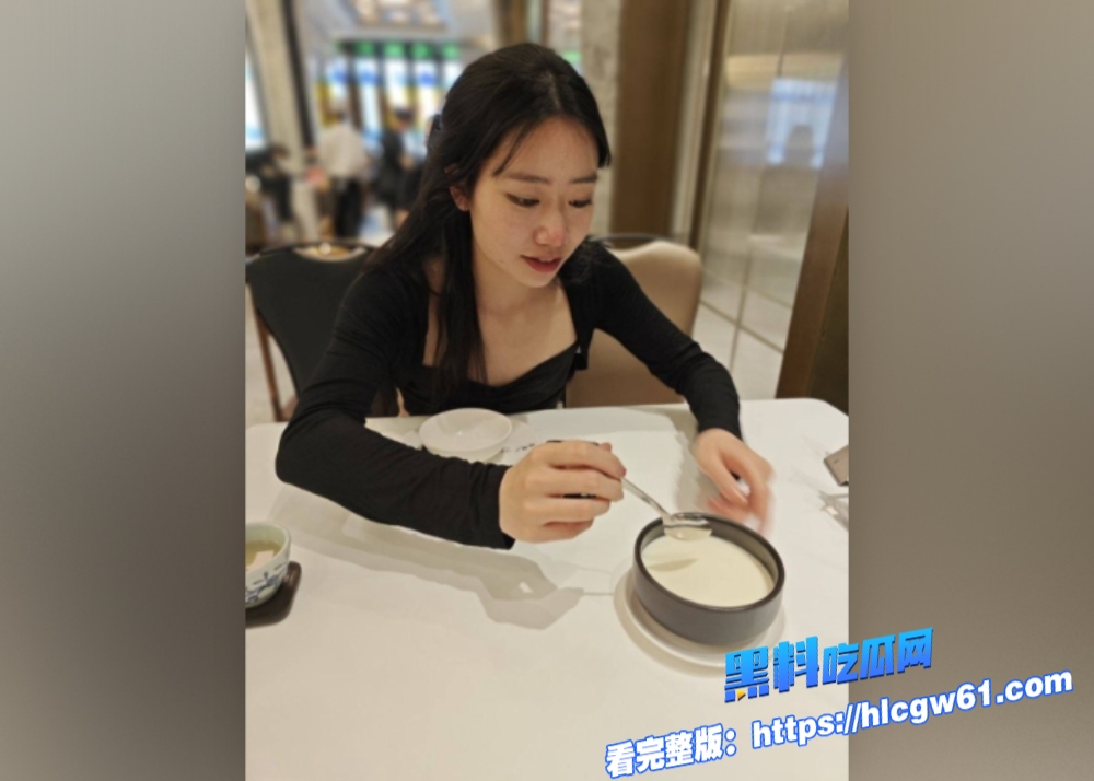 高颜值眼镜娘学妹被金主包养内射啪啪不雅视频曝光看着清纯实际在床上骚的很 17