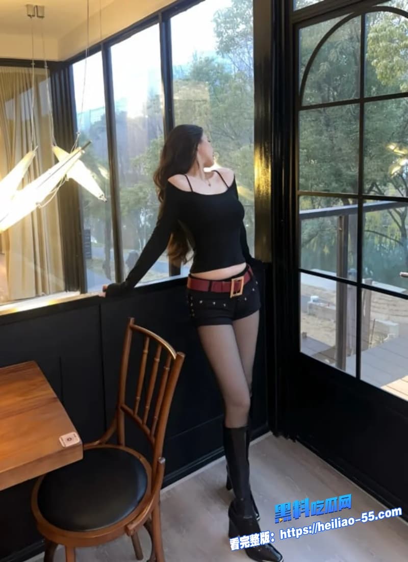 极品女模特遭摄影师爆操长靴不脱直接后入疯狂打桩堪称现实版打桩机1 极品女模特遭摄影师爆操长靴不脱直接后入疯狂打桩堪称现实版打桩机1