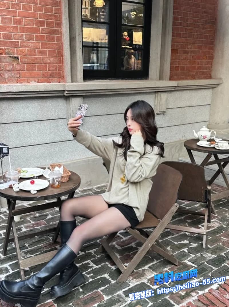 极品女模特遭摄影师爆操长靴不脱直接后入疯狂打桩堪称现实版打桩机4 极品女模特遭摄影师爆操长靴不脱直接后入疯狂打桩堪称现实版打桩机4
