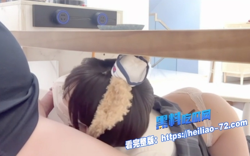 大长腿JK大学生跪桌底给金主爸爸口交到喷水简直是天生的母狗圣体啊6 大长腿JK大学生跪桌底给金主爸爸口交到喷水简直是天生的母狗圣体啊6