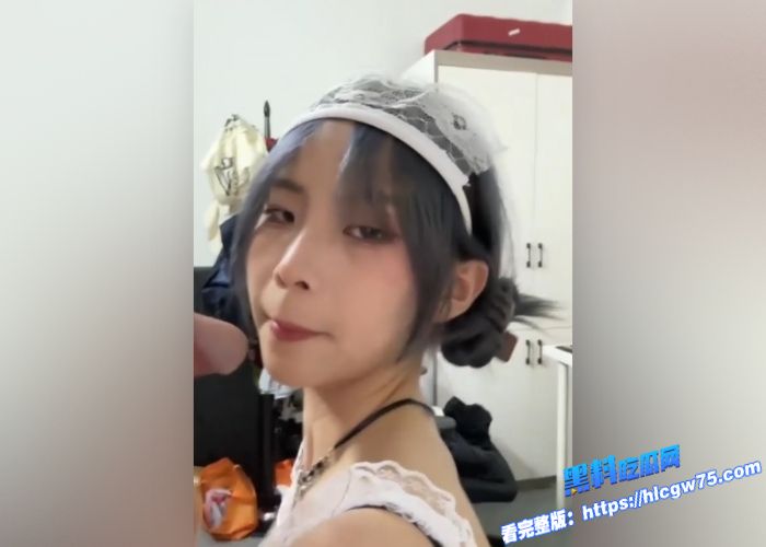 3河北邢台精神小妹 田家烨 不雅视频流出 穿女仆装深喉服侍男友 还用震动棒自慰震穴！
