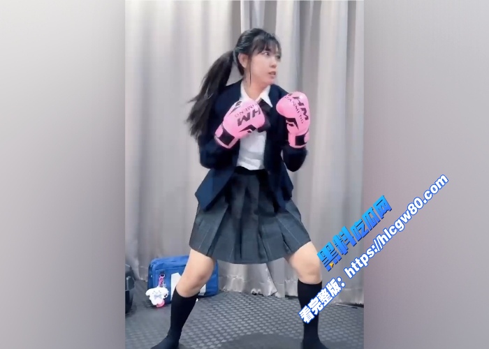 甜美青春少女学习拳击身穿JK学生装被教练哄骗体验成人性爱抱起放腰上猛操粉嫩小穴被操的白浆四溢 图1