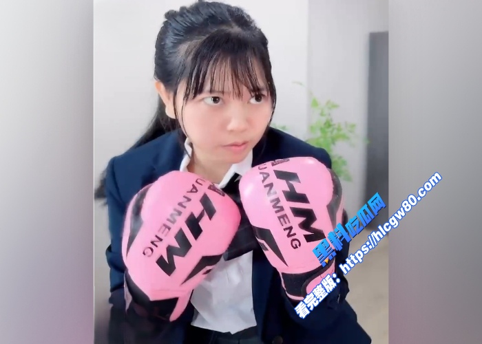 甜美青春少女学习拳击身穿JK学生装被教练哄骗体验成人性爱抱起放腰上猛操粉嫩小穴被操的白浆四溢 图2