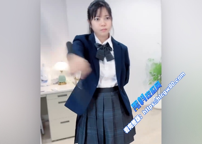 甜美青春少女学习拳击身穿JK学生装被教练哄骗体验成人性爱抱起放腰上猛操粉嫩小穴被操的白浆四溢 图3