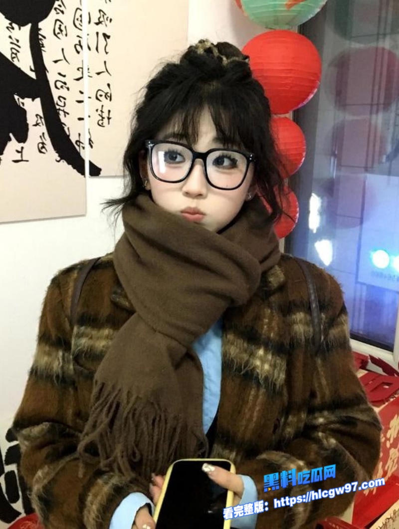 弟弟把姐姐心爱的玩具塞进她体内玩到腿软高潮颤抖后3