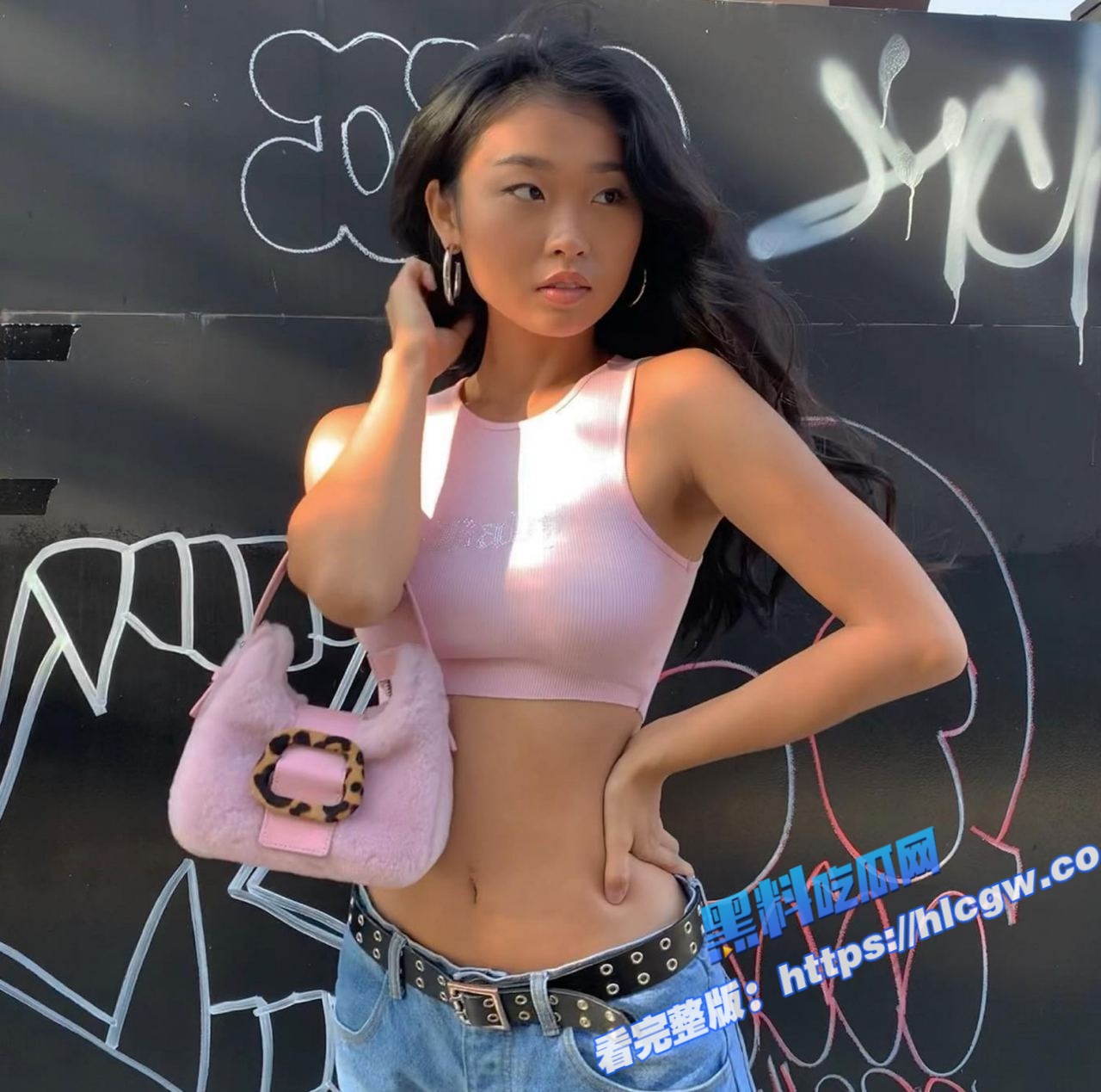 韩国赴美留学生 Len 18岁媚洋婊在纽约公寓里跪式服务金主 犹如母狗跪舔口交！5