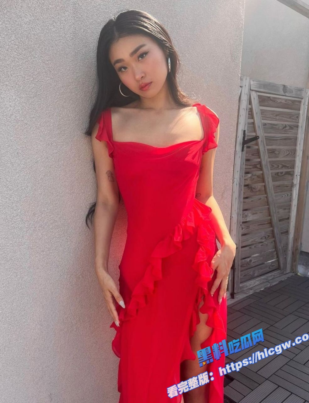 韩国赴美留学生 Len 18岁媚洋婊在纽约公寓里跪式服务金主 犹如母狗跪舔口交！9