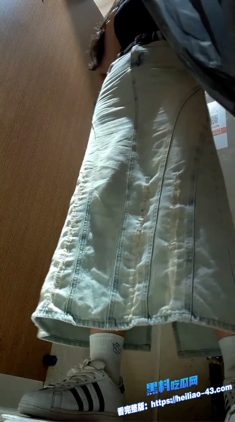 厕所偷拍系列曝光精神小妹公厕疯狂喷水全程露脸看的人下面直接硬爆9 厕所偷拍系列曝光精神小妹公厕疯狂喷水全程露脸看的人下面直接硬爆9