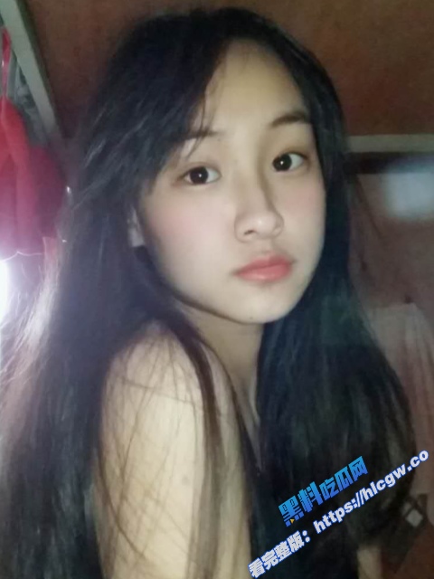 表面清纯大学妹子 私下却偷拍掰穴撅起屁股求插 被男友捆绑调教 对着骚逼狂插！5