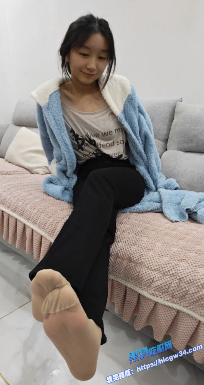 20岁精神小妹 穿丝袜勾搭隔壁40大叔到家里搞乱伦之恋 私拍口交做爱视频流出曝光19