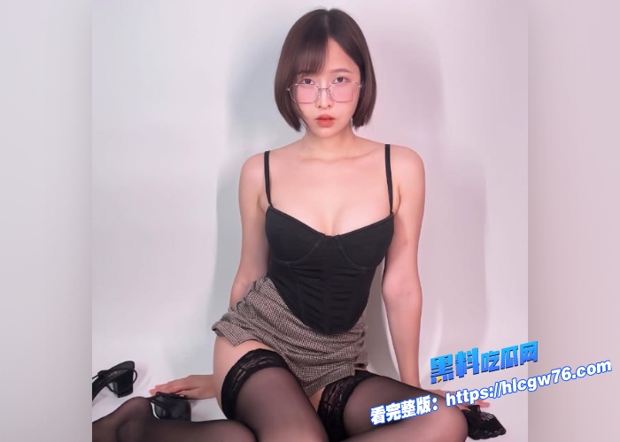 ins70万粉丝的短发网红Deerlongof下海订阅视频完美露脸在酒店沙发上激情缠绵口含阴茎的样子太反差了2 3